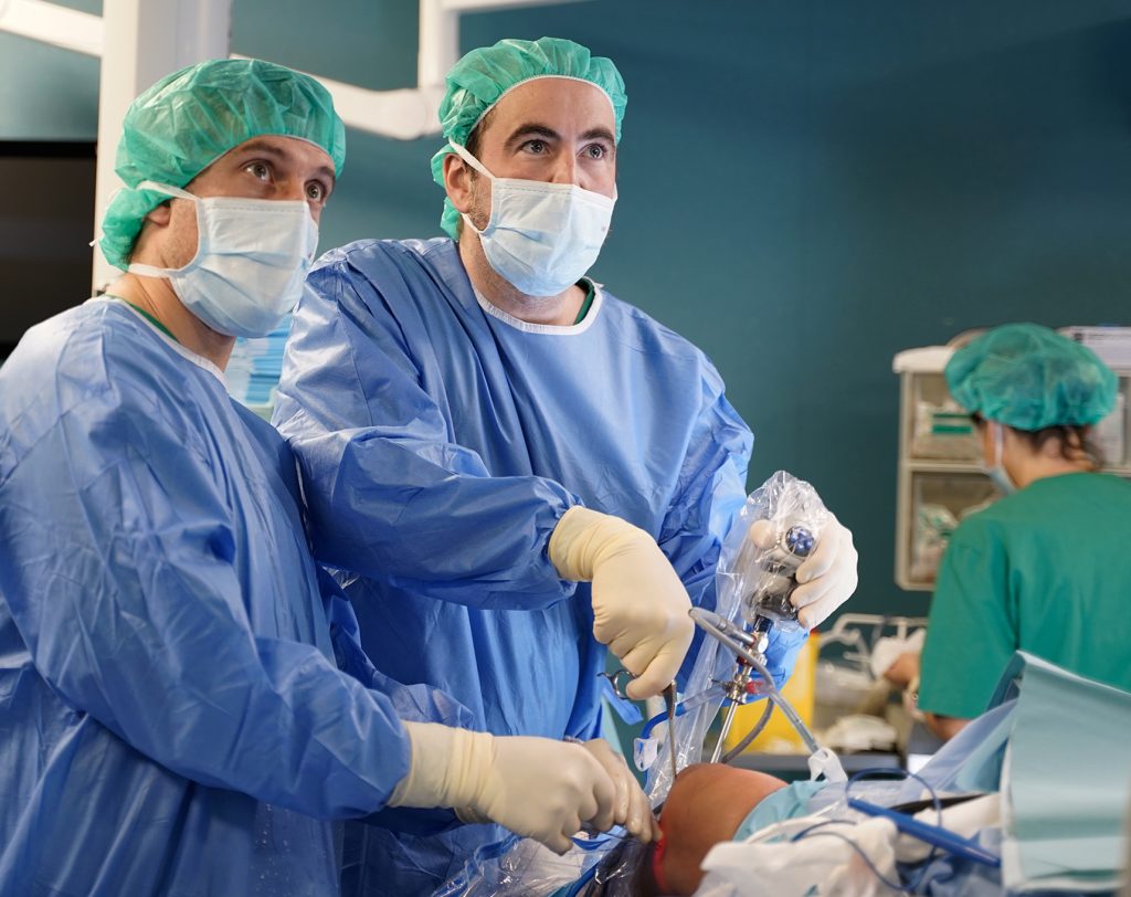 Dr. Tiago Frada em cirurgia.