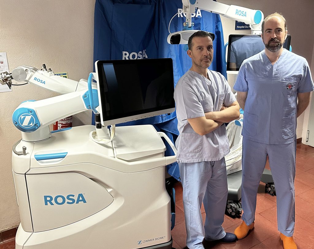 A equipa da patologia do joelho do Hospital de Barcelos, formada pelo Dr. Luís Miguel Silva e pelo Dr. Tiago Frada, integra tecnologia robótica