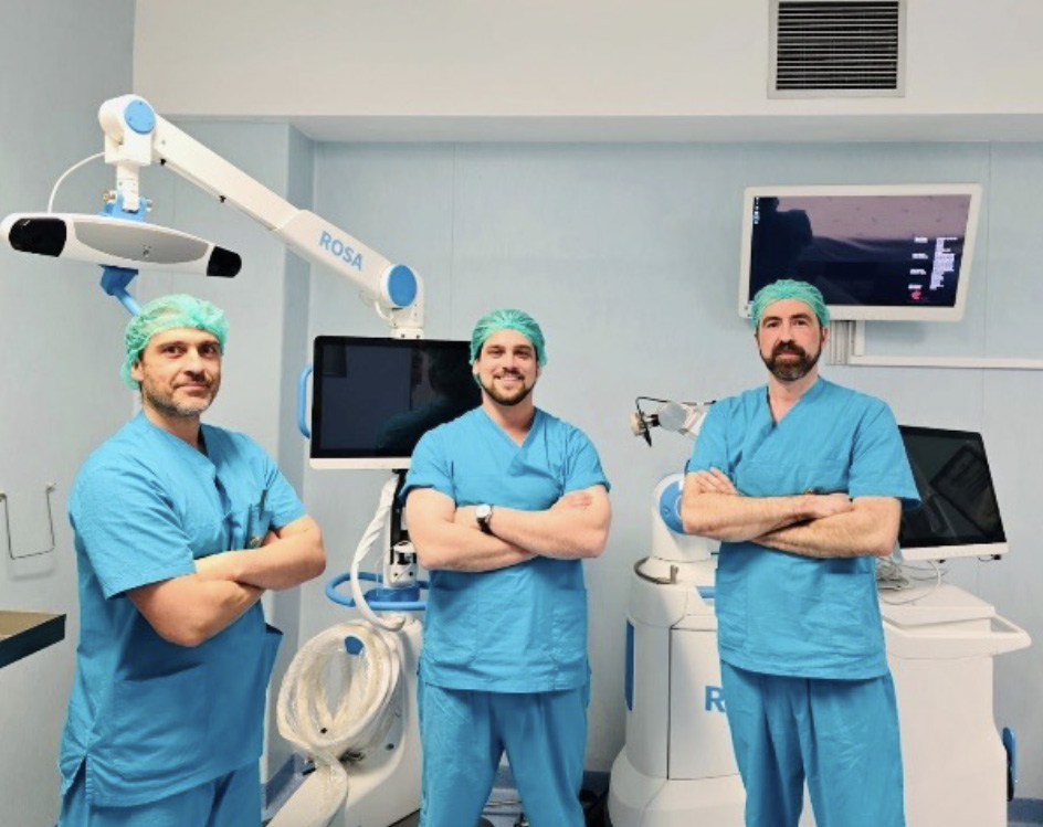 A equipa da patologia do joelho do Hospital de Barcelos, formada pelo Dr. Luís Miguel Silva e pelo Dr. Tiago Frada, integra tecnologia robótica