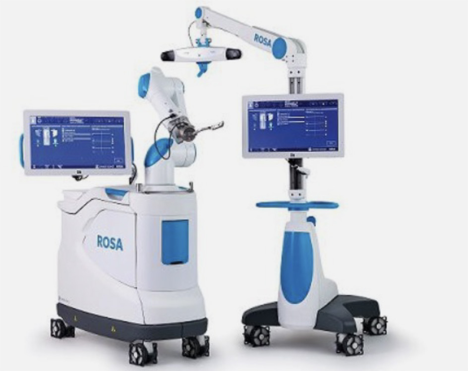 A equipa da patologia do joelho do Hospital de Barcelos, formada pelo Dr. Luís Miguel Silva e pelo Dr. Tiago Frada, integra tecnologia robótica